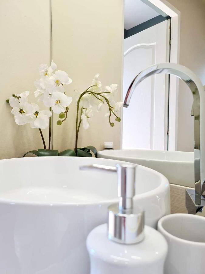 Laci lak modern apartment Oradea Bagian luar foto