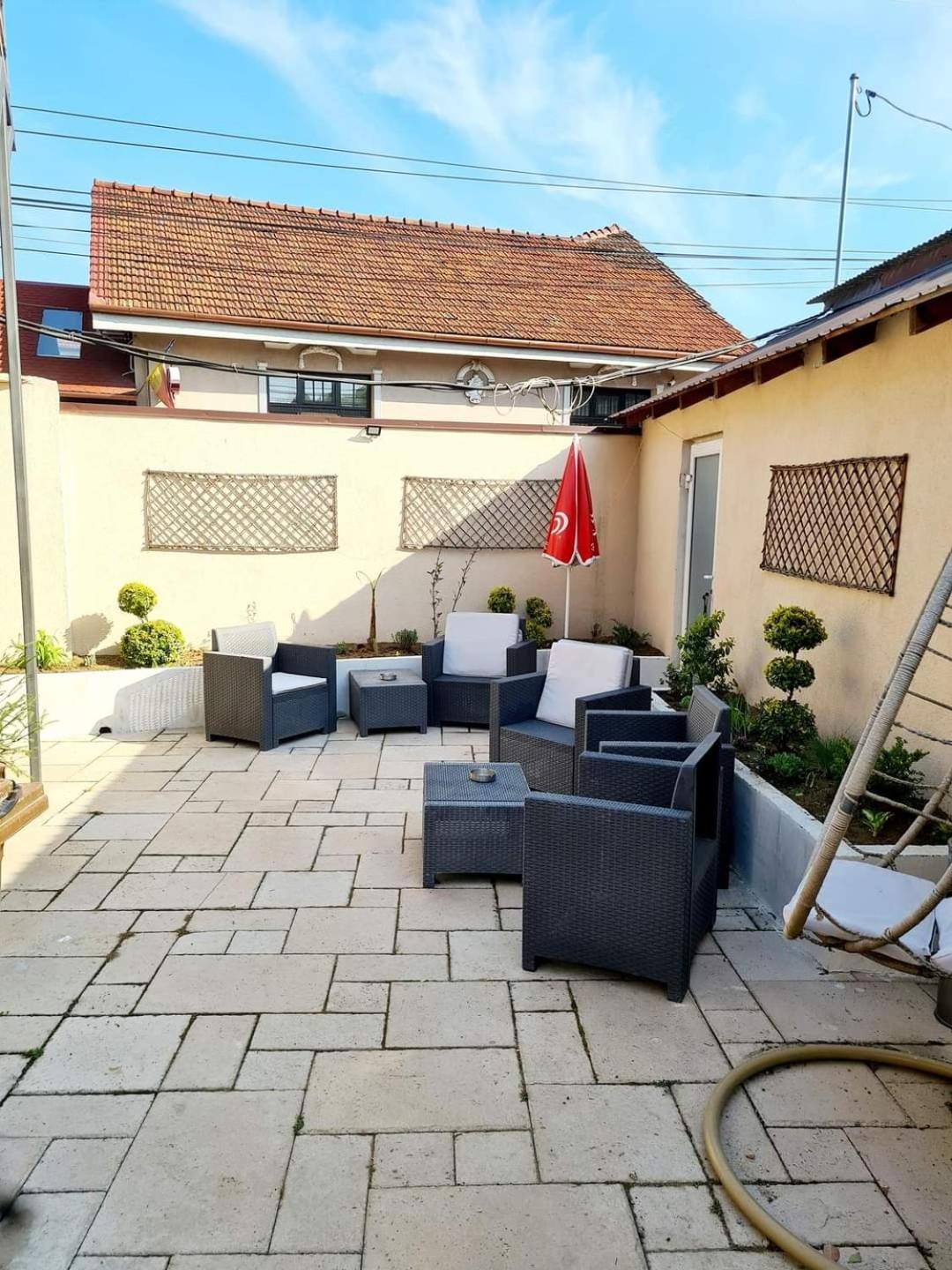 Laci lak modern apartment Oradea Bagian luar foto