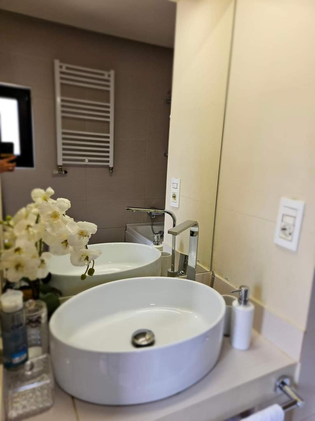 Laci lak modern apartment Oradea Bagian luar foto